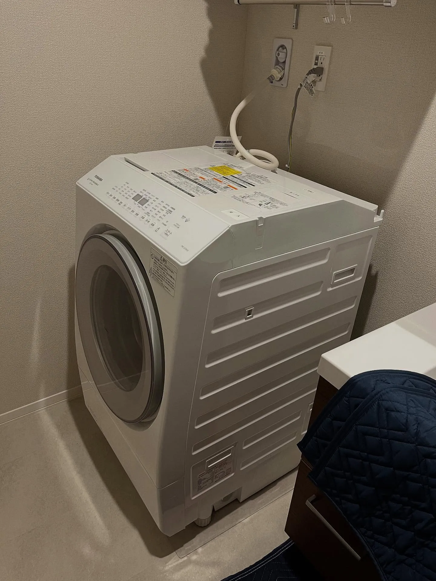 ドラム式洗濯機の下に水が溜まってしまい、拭き取りたいけど重す...