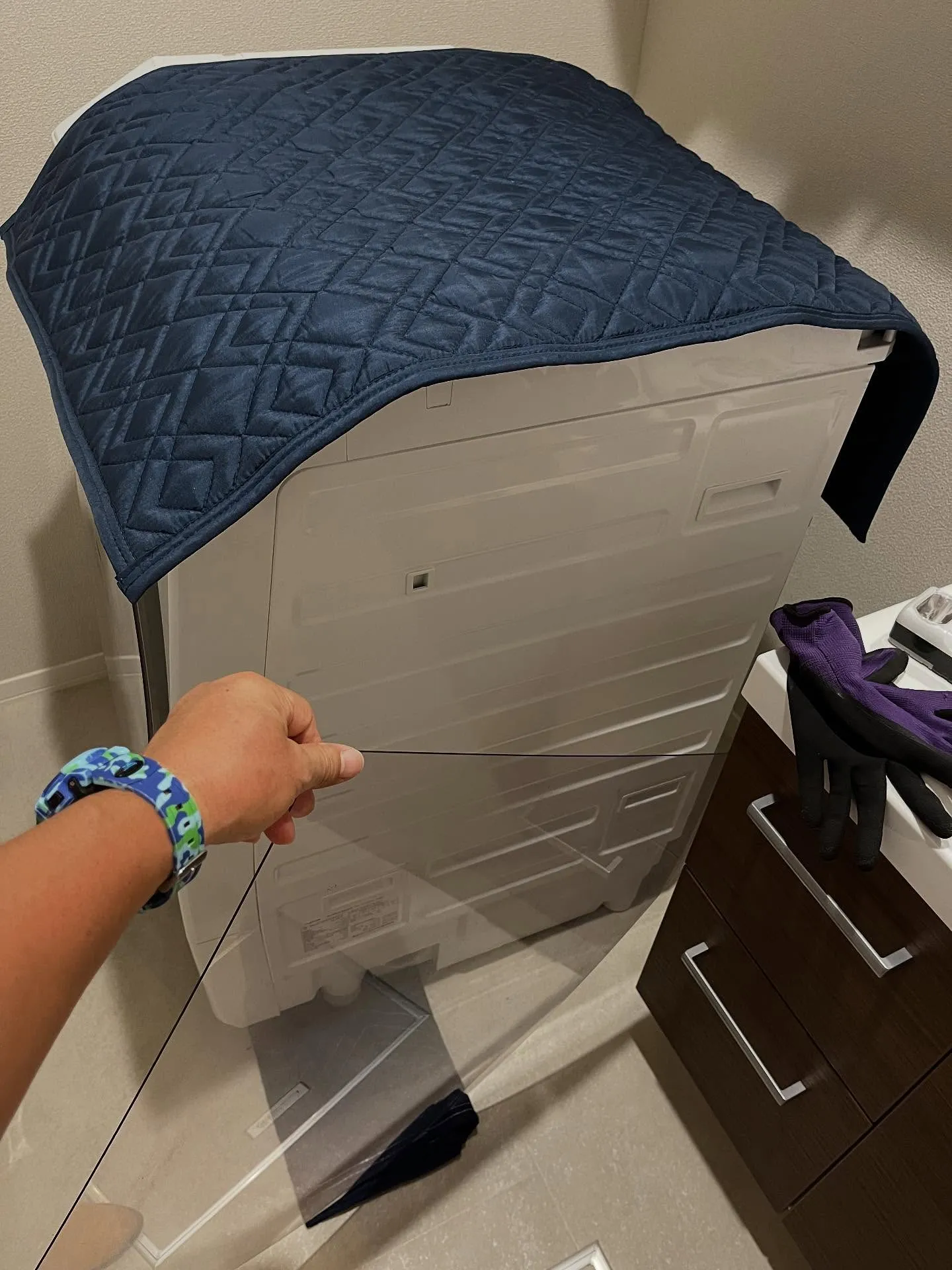 ドラム式洗濯機の下に水が溜まってしまい、拭き取りたいけど重す...