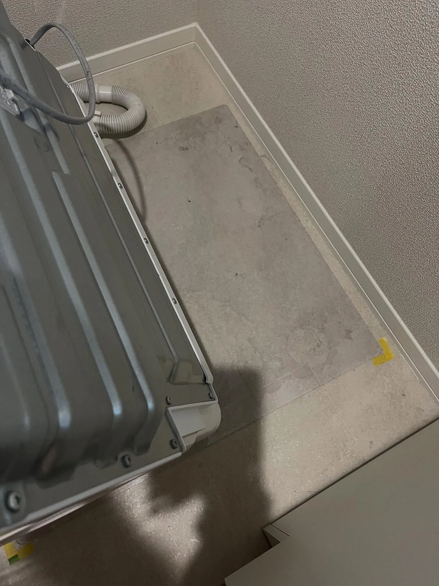 ドラム式洗濯機の下に水が溜まってしまい、拭き取りたいけど重す...