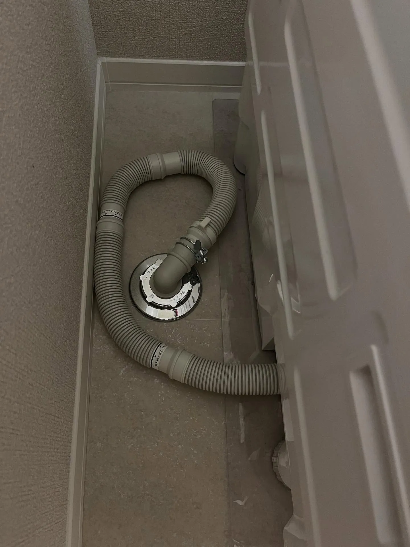 ドラム式洗濯機の下に水が溜まってしまい、拭き取りたいけど重す...